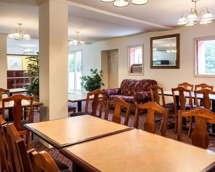 Econo Lodge Petersburg - Fort Lee hotel detail image 6