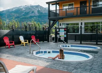 Mount Robson Inn hotel thumbnail 4