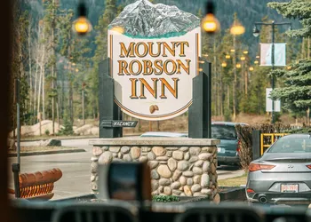 Mount Robson Inn hotel thumbnail 5