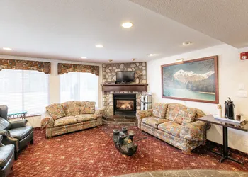 Mount Robson Inn hotel thumbnail 8