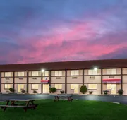 Red Roof Inn & Suites Wapakoneta hotel detail image 4