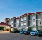 La Quinta Inn & Suites by Wyndham Palestine hotel detail image 4