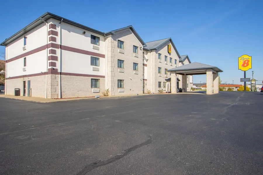 Super 8 by Wyndham Uniontown PA hotel detail image 2