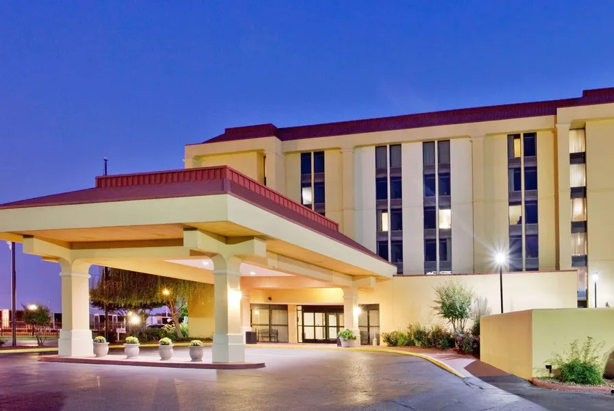 La Quinta Inn & Suites by Wyndham Memphis Airport Graceland hotel detail image 2