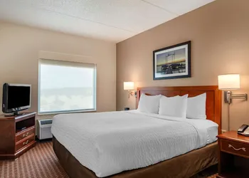 Clarion Suites At The Alliant Energy Center hotel thumbnail 8