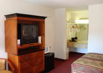 Ramada by Wyndham Fort Lauderdale Airport/Cruise Port hotel thumbnail 3