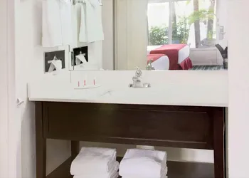 Ramada by Wyndham Fort Lauderdale Airport/Cruise Port hotel thumbnail 5