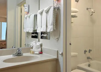 Ramada by Wyndham Fort Lauderdale Airport/Cruise Port hotel thumbnail 7