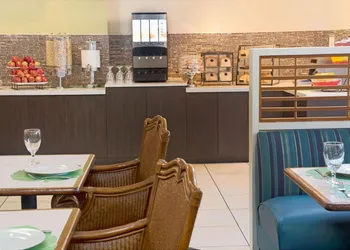 Ramada by Wyndham Fort Lauderdale Airport/Cruise Port hotel thumbnail 8