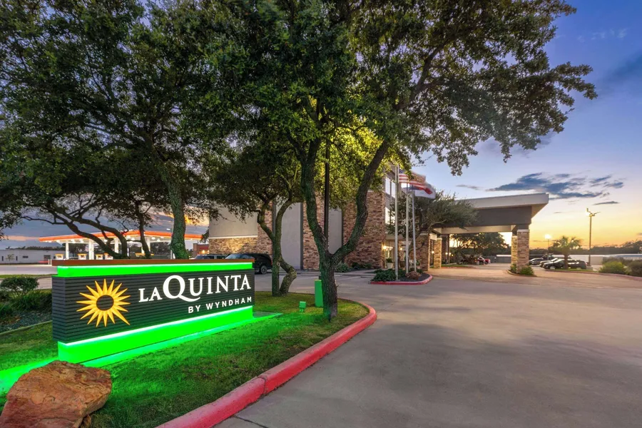 La Quinta Inn & Suites by Wyndham Rockport - Fulton hotel detail image 2