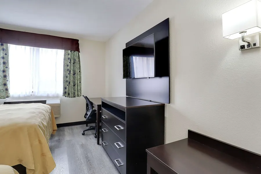 Quality Suites Albuquerque Airport hotel detail image 6