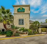 La Quinta Inn & Suites by Wyndham Kingwood Houston IAH Airpt hotel detail image 3