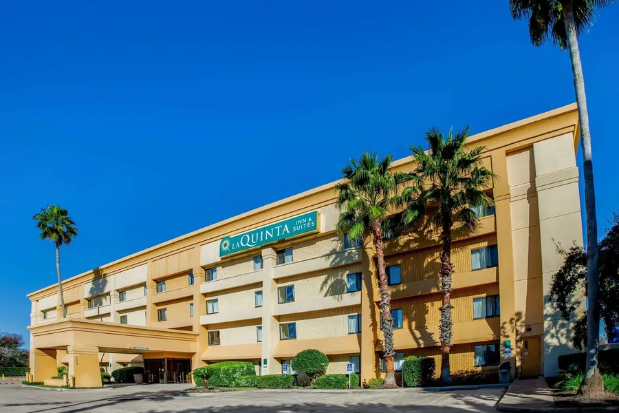 La Quinta Inn & Suites by Wyndham Houston Baytown East hotel detail image 2
