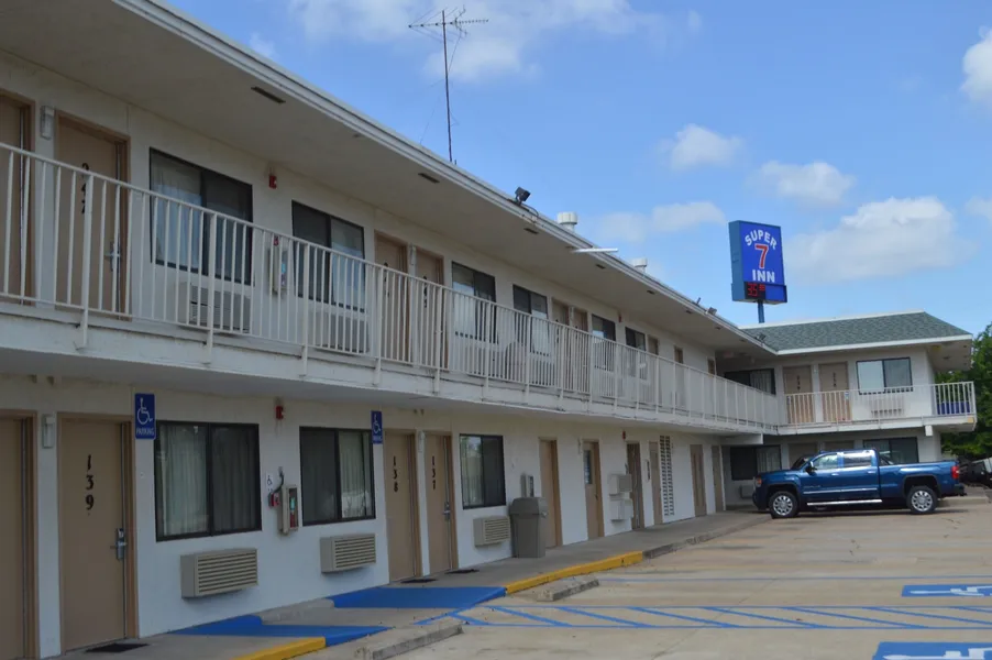 Super 7 Inn hotel detail image 2