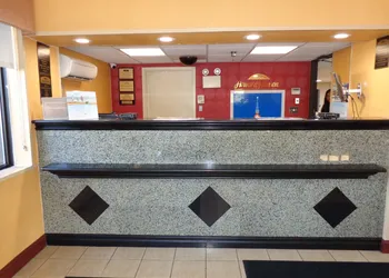 Howard Johnson By Wyndham Suffern hotel thumbnail 2