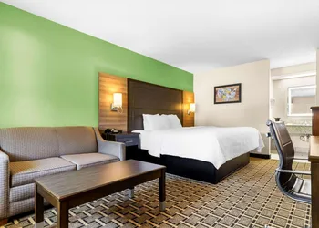 Econo Lodge Russellville hotel thumbnail 7
