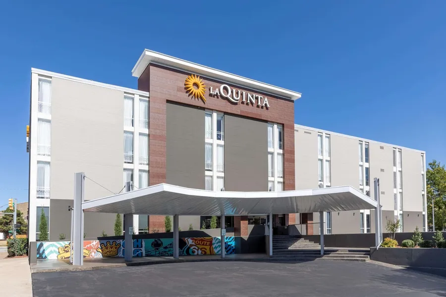 La Quinta Inn & Suites by Wyndham Tulsa Downtown/Route 66 hotel detail image 2