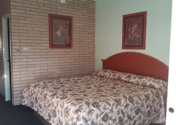 Budget Inn hotel thumbnail 6
