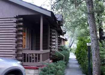 Whispering Pines hotel thumbnail 5
