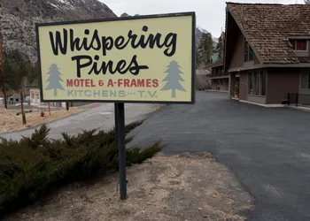 Whispering Pines hotel thumbnail 8