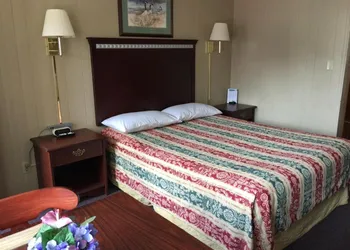Inn Town Motel hotel thumbnail 7