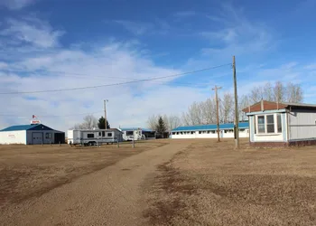 Raval Paradise Motel & RV Park hotel thumbnail 5
