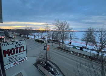 Raccoon Lodge hotel thumbnail 2
