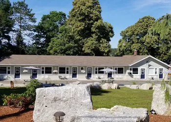 Lighthouse Motel & Cottages hotel thumbnail 2