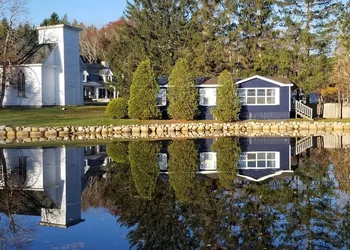 Lighthouse Motel & Cottages hotel thumbnail 4