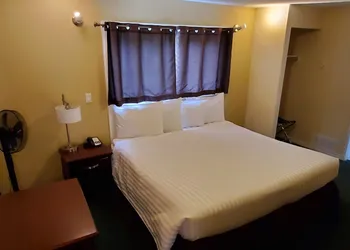 Comox Valley Inn & Suites hotel thumbnail 3