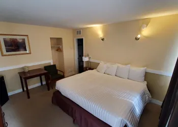 Comox Valley Inn & Suites hotel thumbnail 6