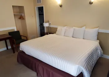 Comox Valley Inn & Suites hotel thumbnail 7