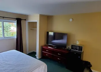 Comox Valley Inn & Suites hotel thumbnail 8