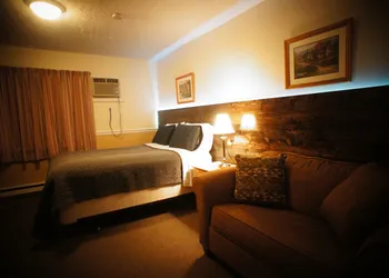 Silverwood Inn & Suites hotel thumbnail 8
