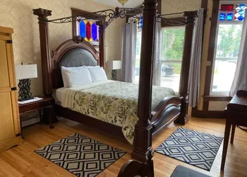 Colonial Charm Inn hotel thumbnail 7
