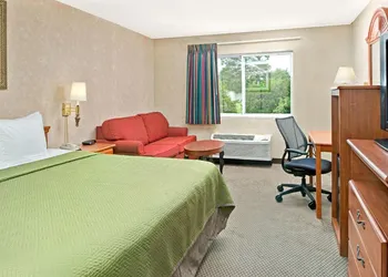 Travelodge by Wyndham Lincoln Airport I-80 hotel thumbnail 6
