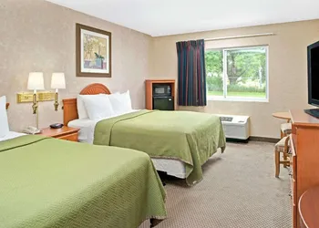 Travelodge by Wyndham Lincoln Airport I-80 hotel thumbnail 7