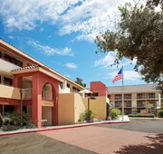 La Quinta Inn & Suites by Wyndham Thousand Oaks-Newbury Park hotel detail image 3