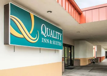Quality Inn & Suites Kansas City I-435n Near Sports Complex hotel thumbnail 2