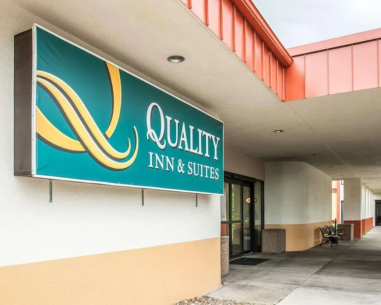 Quality Inn & Suites Kansas City I-435n Near Sports Complex hotel detail image 2