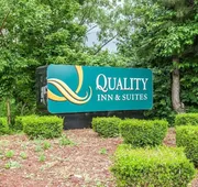 Quality Inn & Suites Kansas City I-435n Near Sports Complex hotel detail image 3