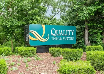 Quality Inn & Suites Kansas City I-435n Near Sports Complex hotel thumbnail 3