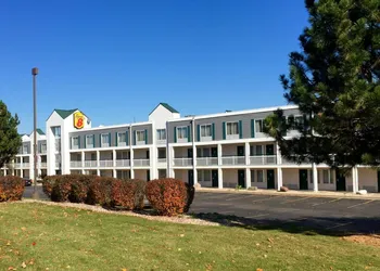 Super 8 by Wyndham Madison East hotel thumbnail 2