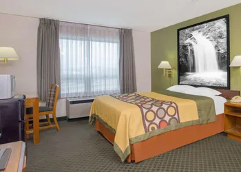 Super 8 by Wyndham Madison East hotel thumbnail 7