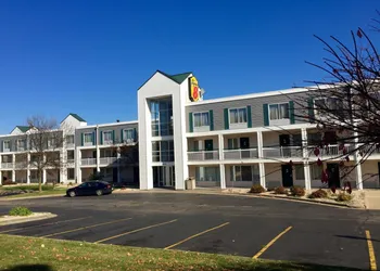 Super 8 by Wyndham Madison East hotel thumbnail 2