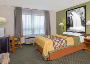 Super 8 by Wyndham Madison East hotel thumbnail 8