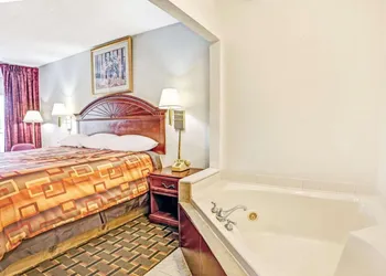 Travelodge by Wyndham Adrian hotel thumbnail 3
