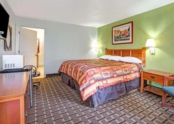 Travelodge by Wyndham Adrian hotel thumbnail 7