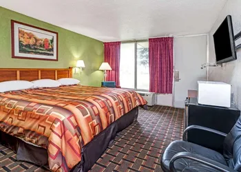 Travelodge by Wyndham Adrian hotel thumbnail 8