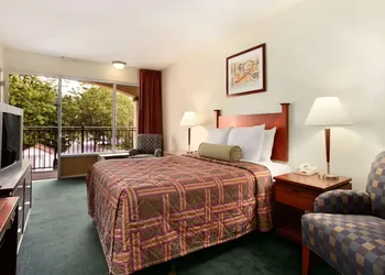 Travelodge by Wyndham Waukegan Gurnee hotel thumbnail 2